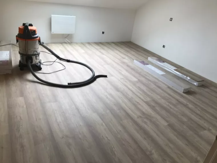 Pose de parquet flottant en bois sur moquette d'une chambre d'enfant, Gérardmer, Monsieur Gérald XOLIN